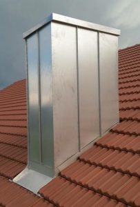 Kaminverkleidung mit Stehfalzblechen